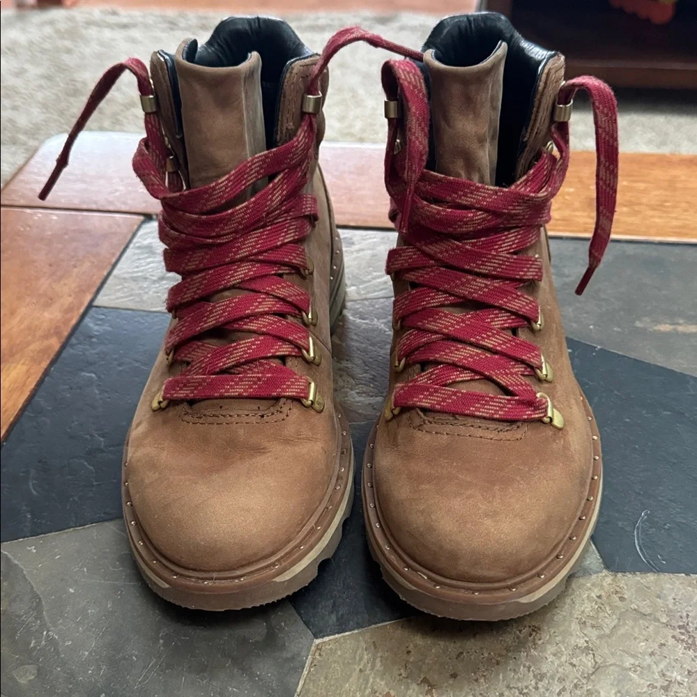 Tan Sorel hiking boots - Picture 2 of 9